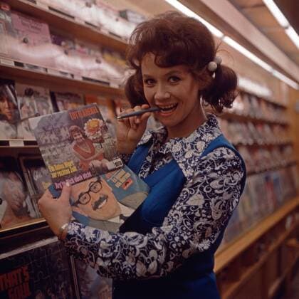 Die Schauspielerin Lotti Krekel in einem Schallplattengeschäft in München, Deutschland 1960er Jahre. German actress Lotti Krekel at a Munich record store, Germany 1960s. 6x6Dia5 Copyright: HeinzxBrowers UnitedArchives000143