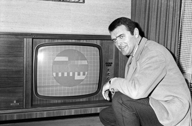 Der deutsche Musiker und Bandleader Max Greger mit seinem Grundig Fernseher, Deutschland 1960er Jahre. Germany musician and band leader Max Greger with his Grundig TV, Deutschland 1960s. 24x36Neg98 Copyright: HeinzxBrowers UnitedArchives1000771