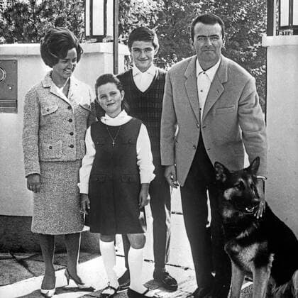 Der deutsche Musiker und Bandleader Max Greger mit Frau und der Tochter Hannerl und Sohn Max jr., Deutschland 1960er Jahre. Germany musician and band leader Max Greger, Deutschland 1960s. 24x36Neg98 Copyright: HeinzxBrowers UnitedArchives1000773