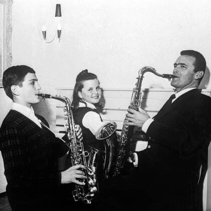 Der deutsche Musiker und Bandleader Max Greger musiziert mit Tochter Hannerl und Sohn Max jr., Deutschland 1960er Jahre. Germany musician and band leader Max Greger, Deutschland 1960s. 24x36Neg98 Copyright: HeinzxBrowers UnitedArchives1000774