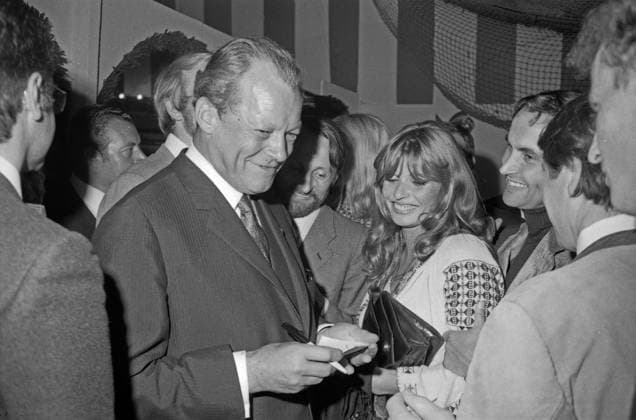 Willy Brandt und Senta Berger beim Besuch der SPD Wählerinitiative in München, Deutschland 1960er Jahre. Willy Brandt and Senta Berger visiting the social democratic political action committee at Munich, Germany 1960s. 24x36Neg498 Copyright: HeinzxBrowers UnitedArchives1001138