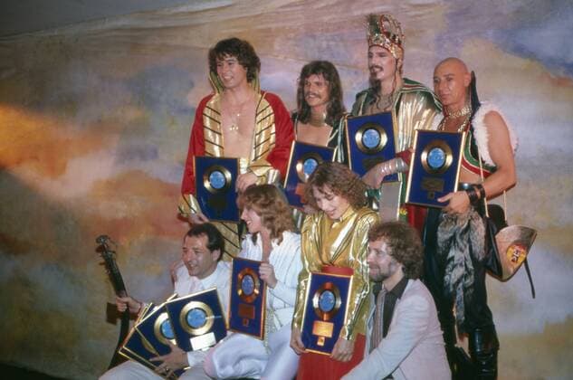 Die deutsche Musikgruppe Dschinghis Khan zusammen mit Produzent Ralph Siegel (ganz links), Deutschland 1970er Jahre. German band Dschinghis Khan with their producer Ralph Siegel (left), Germany 1970s. 24x36DiaV28 Copyright: HeinzxBrowers UnitedArchives20001485