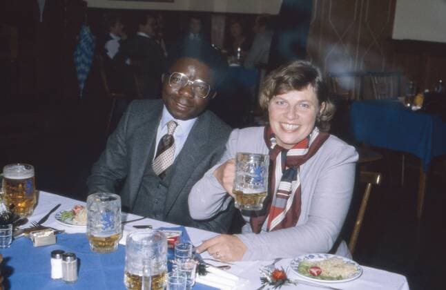 Die deutsche Volksschauspielerin Christiane Blumhoff mit Ehemann Charles Pearce, Deutschland 1980er Jahre. German folklore actress Christiane Blumhoff with her husband Charles Pearce, Germany 1980s. 24x36DiaV73 Copyright: HeinzxBrowers UnitedArchives20001843