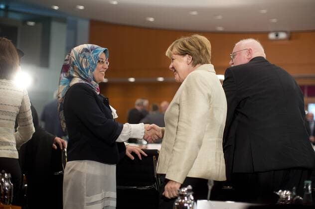 Deutschland, Berlin, Bundeskanzleramt, Treffen von Bundeskanzlerin Angela Merkel CDU mit Verbänden und gesellschaftlichen Gruppen, die sich bei der Flüchtlingsaufnahme engagieren, links Nurhan Soykan, rechts Kardinal Reinhard Marx, 29.09.2015