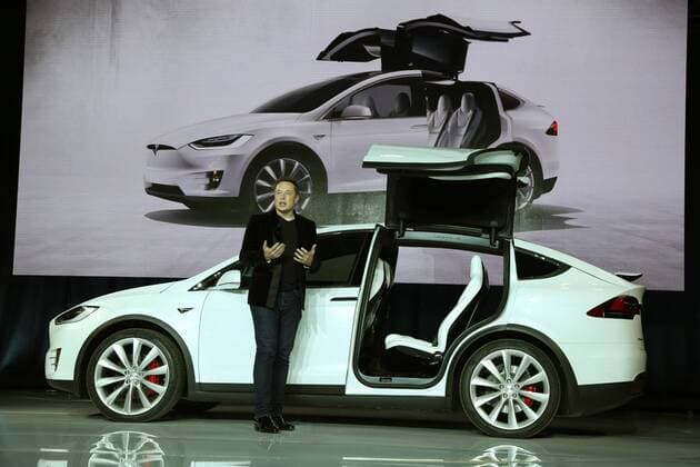 Tesla CEO Elon Musk introduces the falcon wing door on the Model X electric sports-utility vehicles during a presentation in Fremont, California, the United States, on Sept. 29, 2015. ) U.S.-AUTO-TESLA LiuxYilin 
