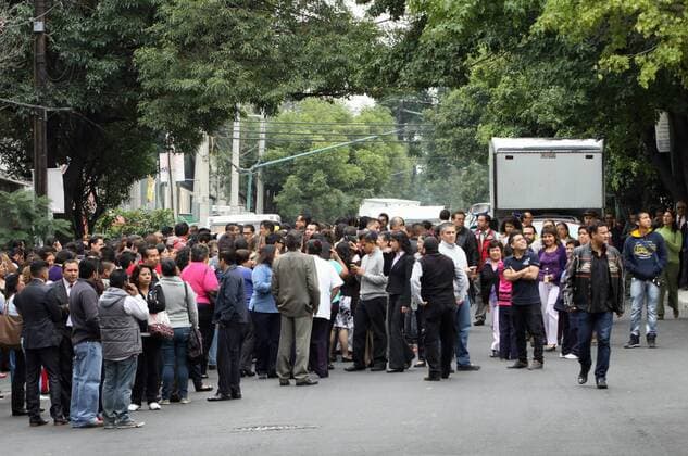(150930) -- MEXICO CITY, Sept. 30, 2015 -- Residents stay in a street after the activation of seismic alert, in Mexico City, capital of Mexico, on Sept. 30, 2015. According to information from the National Seismological Service, a 5.2-magnitude earthquake with the epicenter in north of Zihuatanejo, Guerrero State, Mexico, occurred on Wednesday at 12:25 local time. Jorge Rios) (vf) (sp) MEXICO-MEXICO CITY-EARTHQUAKE JorgexR¨ªos