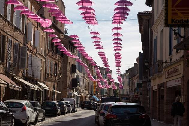 Mit rosa Regenschirmen dekorierte Straße in Lavaur, Frankreich - Veranstaltung Rosa Oktober gegen Brustkrebs - 01 10 2015 PatrickCrasnier Panoramic 