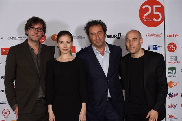 Die Preisträger der italienische Filmemacher Paolo Sorrentino, l-r, Die Schauspielerin Nora von Waldstätten, der italienische Filmemacher Paolo Sorrentino und der US-amerikanische Filmemacher Joshua Oppenheimer am 01.10.2015 in Köln zur Preisverleihung der 25. Cologne Conference. Ausgezzeichnet werden herausragende Leistungen aus der internationalen Film- und Fernsehbranche. Vom 25.09. bis 01.10. findet das Festival für herausragendes Fernsehen und unabhängige Filmkultur in Köln statt.