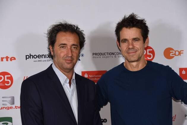 Der italienische Filmemacher Paolo Sorrentino, l-r, und der Regisseur Tom Tykwer kommen am 01.10.2015 in Köln zur Preisverleihung der 25. Cologne Conference. Ausgezzeichnet werden herausragende Leistungen aus der internationalen Film- und Fernsehbranche. Vom 25.09. bis 01.10. findet das Festival für herausragendes Fernsehen und unabhängige Filmkultur in Köln statt.