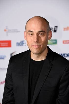 Der US-amerikanische Filmemacher Joshua Oppenheimer kommt am 01.10.2015 in Köln zur Preisverleihung der 25. Cologne Conference. Ausgezzeichnet werden herausragende Leistungen aus der internationalen Film- und Fernsehbranche. Vom 25.09. bis 01.10. findet das Festival für herausragendes Fernsehen und unabhängige Filmkultur in Köln statt.