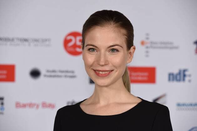 Die österreichische Schauspielerin Nora von Waldstätten kommt am 01.10.2015 in Köln zur Preisverleihung der 25. Cologne Conference. Ausgezzeichnet werden herausragende Leistungen aus der internationalen Film- und Fernsehbranche. Vom 25.09. bis 01.10. findet das Festival für herausragendes Fernsehen und unabhängige Filmkultur in Köln statt.