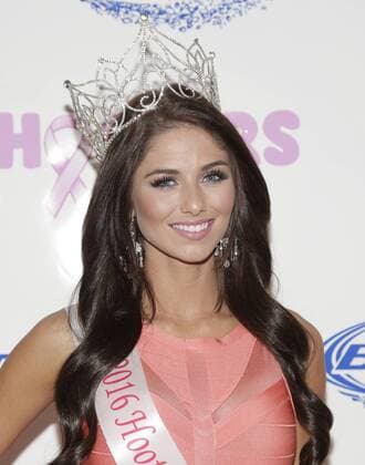 2016 Hooters Calendar cover girl Meagan Pastorchik stands for photos before signing calendars and greeting customers and fans at Hooters Restaurant in New York City on October 1, 2015. The 2016 Hooters Calendar Girls were selected from over 25,000 Hooters girls worldwide.  NYP20151001107 JOHNxANGELILLO
