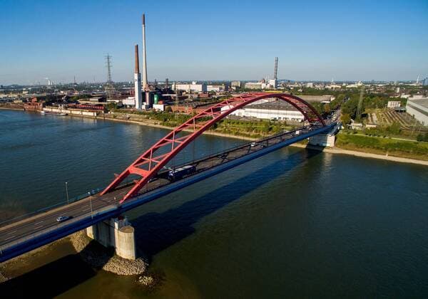 30.09.2015, DU Duisburg , Serie Reihe Folge , Lokaloffensive , Luftbild , Aerial , Vogelperspektive , Drohne , Drone. Brücke der Solidarität zwischen Hochfeld und Rheinhausen über dem Rhein Rheinbrücke