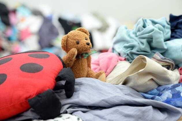 Berge von gespendeten Kleidungsstuecken und Spielzeug lagern am 23.09.2015 in einer Kleiderkammer in einer Fluechtlingsunterkunft in Freiburg.Foto: Rothermel