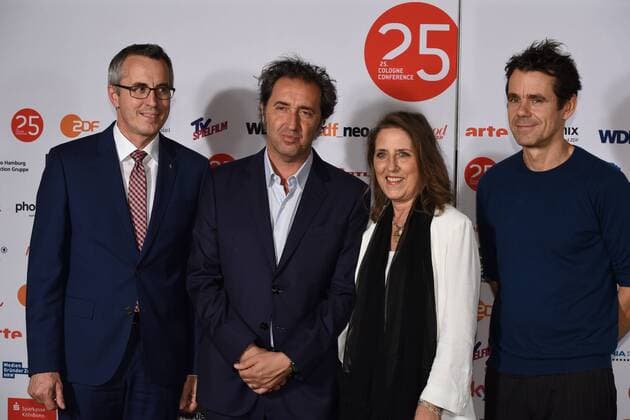 Kölner Bürgermeister Andreas Wolter, l-r, Regisseur Paolo Sorrentino, Gf Filmstiftung NRW Petra Müller und Regisseur Tom Tykwer posieren am 01.10.2015 in Köln zur Preisverleihung der 25. Cologne Conference. Ausgezzeichnet werden herausragende Leistungen aus der internationalen Film- und Fernsehbranche. Vom 25.09. bis 01.10. findet das Festival für herausragendes Fernsehen und unabhängige Filmkultur in Köln statt.