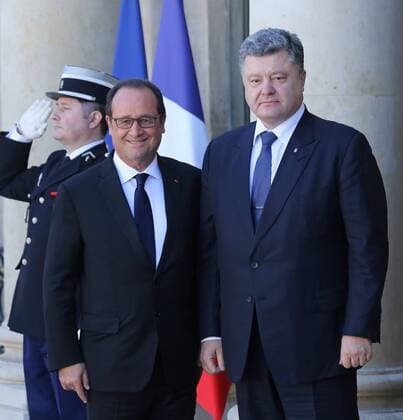 Ukrainian President Petro Poroshenko (R) is greeted by French President Francois Hollande at the Elysee Palace in Paris on October 2, 2015. Poroshenko and Hollande will meet with German Chancellor Angela Merkel and Russian President Vladimir Putin to discuss a lasting political solution in Ukraine, in accordance with the Minsk accords established by these four leaders earlier this year.  PAR20151002740 DAVIDxSILPA