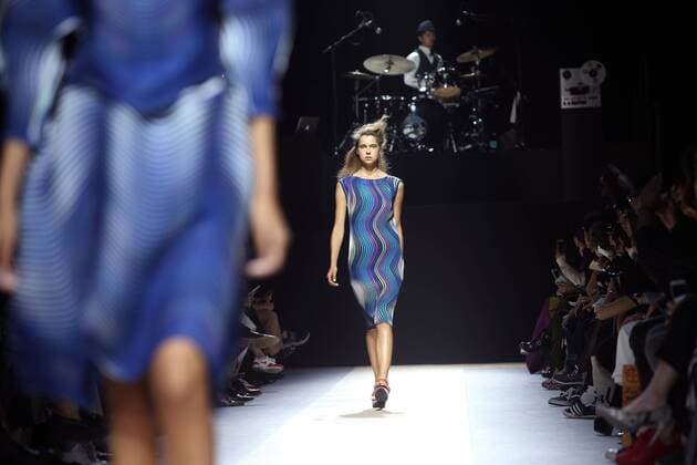 ENTERTAINMENT MODE Paris Fashion Week - Issey Miyake Modenschau A model takes to the catwalk during the presentation of Issey Miyake s collection as part of the 2016 Spring-Summer ready-to-wear Fashion Week in Paris, on October 2, 2015.  PAR20151002110 MAYAxVIDON-WHITE
