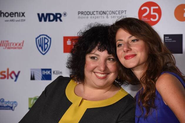 Comedian Meltem KAPTAN, links, und Schwester Derya Kaptan kommen am 01.10.2015 in Köln zur Preisverleihung der 25. Cologne Conference. Ausgezzeichnet werden herausragende Leistungen aus der internationalen Film- und Fernsehbranche. Vom 25.09. bis 01.10. findet das Festival für herausragendes Fernsehen und unabhängige Filmkultur in Köln statt.