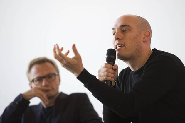 von links: Hajo SCHOMERUS, Deutschland, Kameramann und Regisseur, Joshua OPPENHEIMER, USA, Regisseur, Werkstattgespraeche im Rahmen der Cologne Conference in Koeln, 01.10.2015.