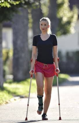 Junge Frau mit Krücken, Gehhilfe bei Verletzung am Fuß, mit Gipsschiene, Deutschland, Europa Copyright: imageBROKER/MichaelxWeber ibximw04234046.jpg