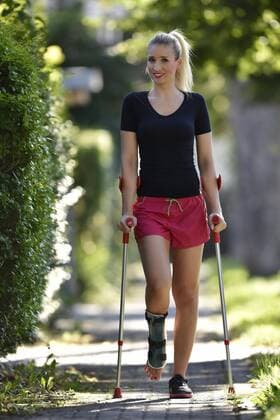 Junge Frau mit Krücken, Gehhilfe bei Verletzung am Fuß, mit Gipsschiene, Deutschland, Europa Copyright: imageBROKER/MichaelxWeber ibximw04234048.jpg