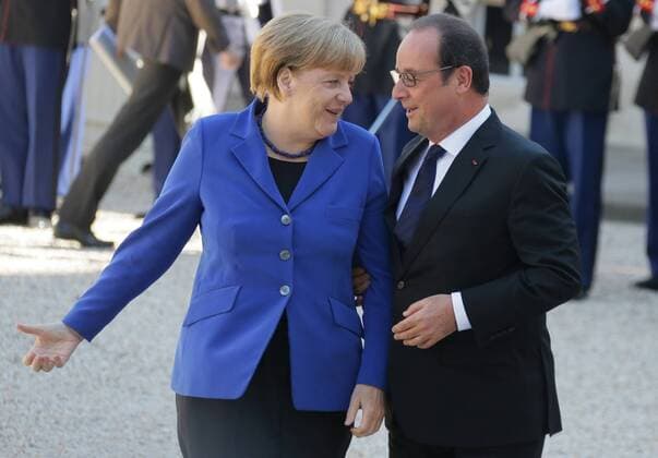PARIS, FRANCE. OCTOBER 2, 2015. German Chancellor Angela Merkel (L) and French President Francois Hollande at a welcoming ceremony outside the Elysee Palace in Paris ahead of Ukraine peace talks. Mikhail Metzel TASS  TS00EF19