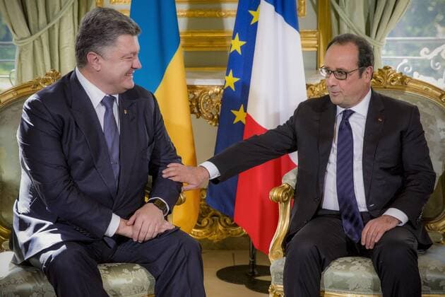 PARIS, FRANCE. OCTOBER 2, 2015. Ukraine s President Petro Poroshenko (L) and France s President Francois Hollande during a meeting at the Elysee Palace. Mikhail Palinchak Press Office of the President of Ukraine TASS  TS00EEA6