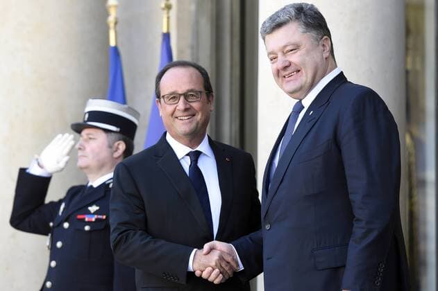 (151002) -- PARIS, Oct. 2, 2015 -- French President Francois Hollande (L) shakes hands with Ukrainian President Petro Poroshenko before their meeting in Paris, France, Oct. 2, 2015. After talks on Ukraine future with leaders from Russia, Ukraine and Germany, French President Francois Hollande said Minsk peace process would be extended to next year in order to meet security conditions to hold elections. ) FRANCE-PARIS-RUSSIA-UKRAINE-GERMANY-TALK THEOxDUVAL 