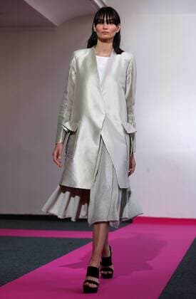 A model takes to the catwalk during the presentation of Diogo Miranda s collection as part of the 2016 Spring-Summer ready-to-wear Fashion Week in Paris, on October 3, 2015.  PAR20151003108 MAYAxVIDON-WHITE