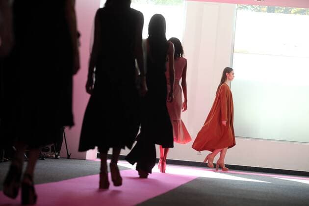 A model takes to the catwalk during the presentation of Diogo Miranda s collection as part of the 2016 Spring-Summer ready-to-wear Fashion Week in Paris, on October 3, 2015.  PAR20151003101 MAYAxVIDON-WHITE