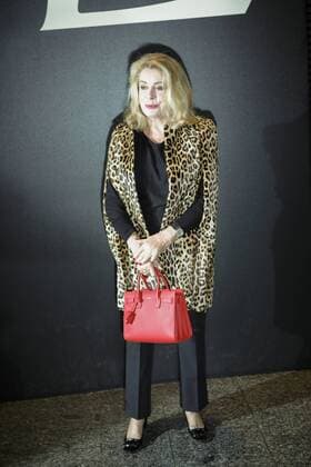 Catherine Deneuve CELEBRITES : Paris Fashion Week - Ankunft zur Modenschau von Yves saint Laurent - Paris - 05 10 2015 PhilippeSTERC Panoramic 
