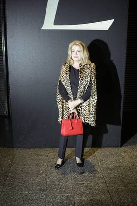 Catherine Deneuve CELEBRITES : Paris Fashion Week - Ankunft zur Modenschau von Yves saint Laurent - Paris - 05 10 2015 PhilippeSTERC Panoramic 