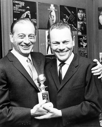 Der Musikverleger Hal Fein und Bert Kaempfert bei der Verleihung des Golden Globe für den Titel Strangers in the Night im Februar 1967. Copyright: Roba UnitedArchives00055