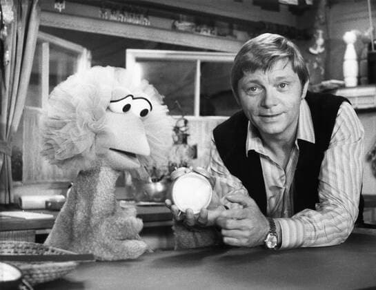 Der deutsche Schauspieler Uwe Friedrichsen unterhält sich mit Tiffy in der deutschen Ausgabe der Sesamstraße, 1979. German actor Uwe Friedrichsen talking to puppet Tiffy in the German edition of Sesame Street , 1979. Copyright: Roba RobaxArchiv UnitedArchives00354