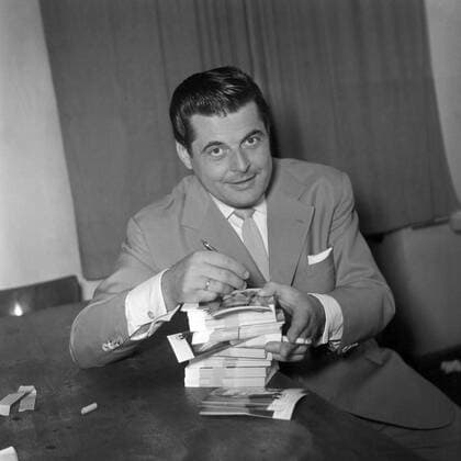 Der deutsche Jazz - Musiker, Saxophonist, Bigband-Leader und Dirigent Max Greger signiert Autogrammkarten, 1957. German jazz musician, bigband leader and conductor Max Greger signing autographs , 1957. Copyright: Roba RobaxArchiv UnitedArchives00577