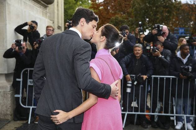 Elliott Tittensor, Kaya Scodelario - Paris Fashion Week, Modenschau Chanel - Paris, Frankreich - 06 10 2015 GwendolineLeGoff Panoramic 