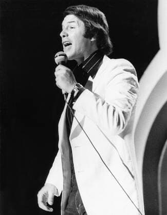 Der belgische Musiker, Liedermacher und Schlagersänger Salvatore Adamo bei einem Auftritt in der ARD Fernsehshow Music on Top am 03.10.1977. Belgian musician, songwriter and singer Salvatire Adamo singing in a TV show on October 3th, 1977. Copyright: Roba RobaxArchiv UnitedArchives00744