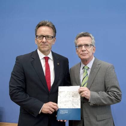 Holger Muench, Thomas de Maiziere DEU, Deutschland, Germany, Berlin, 06.10.2015 Holger Muench, Praesident des Bundeskriminalamtes BKA, und Thomas de Maiziere, Bundesinnenminister CDU (rechts), waehrend der Bundespressekonferenz zum Thema Lagebild Organisierte Kriminalitaet 2014 in Berlin. Holger Muench, president and head of the German federal criminal police Bundeskriminalamt BKA, and Thomas de Maiziere, Federal Minister of the Interior, CDU (right), during a press call at Bundespressekonferenz in Berlin.