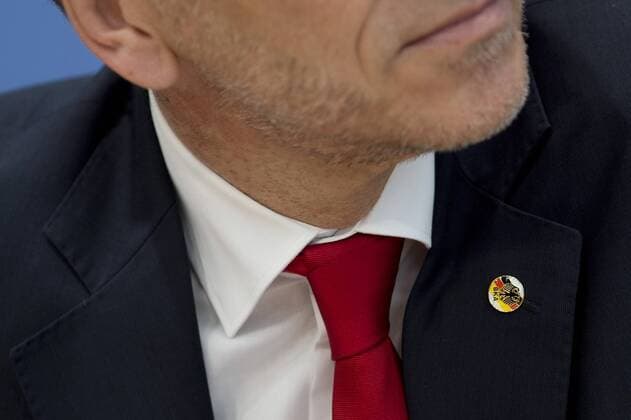 Holger Muench, BKA DEU, Deutschland, Germany, Berlin, 06.10.2015 Button BKA am Anzug von Holger Muench, Praesident des Bundeskriminalamtes BKA, waehrend der Bundespressekonferenz zum Thema Lagebild Organisierte Kriminalitaet 2014 in Berlin. Holger Muench, president and head of the German federal criminal police Bundeskriminalamt BKA, during a press call at Bundespressekonferenz in Berlin