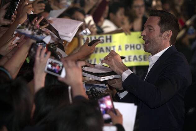 MEXICO CITY, Oct. 6, 2015 -- Australian actor Hugh Jackman signs autographs during the red carpet of the movie Pan , in Mexico City, capital of Mexico, on Oct. 6, 2015. Alejandro Ayala) (da) (sp) MEXICO-MEXICO CITY-CINEMA-PAN e AlejandroxAyala 