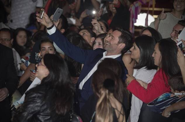 MEXICO CITY, Oct. 6, 2015 -- Australian actor Hugh Jackman (C), takes a selfie during the red carpet of the movie Pan , in Mexico City, capital of Mexico, on Oct. 6, 2015. Alejandro Ayala) (da) (sp) MEXICO-MEXICO CITY-CINEMA-PAN e AlejandroxAyala 