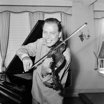 Der deutsche Violinist Helmut Zacharias und seine Geige in Hamburg, 1955. German violinist Helmut Zacharias and his violin in Hamburg, 1955. Copyright: Roba SiegfriedxPilz UnitedArchives01304