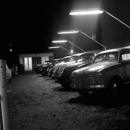 Das Angebot eines Gebrauchtwagenhändlers in der Weidenallee in Hamburg bei Nacht, 1954. Cars at a second hand car shop by night in Hamburg 1954. Copyright: Roba SiegfriedxPilz UnitedArchives01502