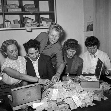 Die notarielle Aufsicht bei der Fernsehlottierie liegt bei Frau Dr. Pönitz, Hamburg 1956. Notarial attendance for the German TV lottery is represented by Dr. Poenitz. Copyright: Roba SiegfriedxPilz UnitedArchives02097