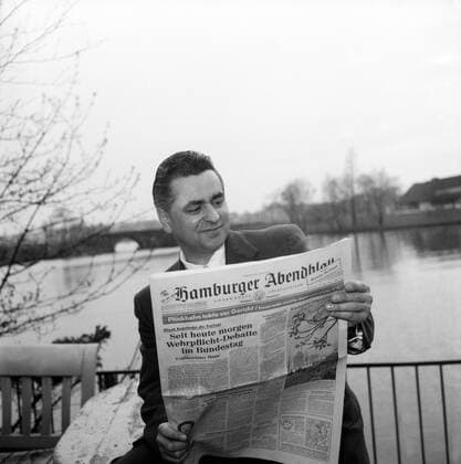 Roger Desry beim Lesen im Hamburger Abendblatt, Hamburg 1956. Roger Desry reading the Hamburger Abendblatt newspaper. Copyright: Roba SiegfriedxPilz UnitedArchives02341
