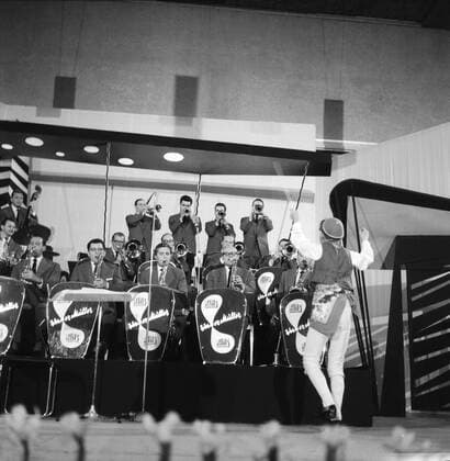 Ein kleiner Junge als Dirigent vor dem RIAS Tanzorchester Werner Mueller bei der Fernsehlotterie Show Die grosse Chance ; Deutschland 1950er Jahre. A little boy as a conductor in front of the Werner Mueller dance orchestra of Berlin radio station RIAS at the German TV lottery show Die grosse Chance ; Germany 1950s. Copyright: Roba SiegfriedxPilz UnitedArchives02469