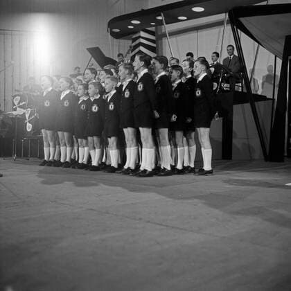 Der Chor der Berliner Sängerknaben bei der Fernsehshow Die große Chance , Hannover 1956. Boy s choir from Berlin at German TV lottery show Die grosse Chance , live from Hanover 1956. Copyright: Roba SiegfriedxPilz UnitedArchives02590
