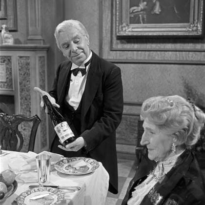 Freddie Frinton als Butler James und May Warden als Miss Sophie in dem Sketch Dinner for One oder Der 90. Geburtstag als Fernsehproduktion des NDR in Hamburg am 8. März 1963, Deutschland 1960er Jahre. Copyright: Roba SiegfriedxPilz UnitedArchives03114
