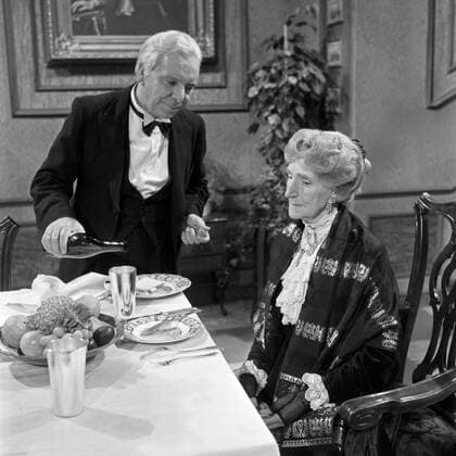 Freddie Frinton als Butler James und May Warden als Miss Sophie in dem Sketch Dinner for One oder Der 90. Geburtstag als Fernsehproduktion des NDR in Hamburg am 8. März 1963, Deutschland 1960er Jahre. Copyright: Roba SiegfriedxPilz UnitedArchives03116