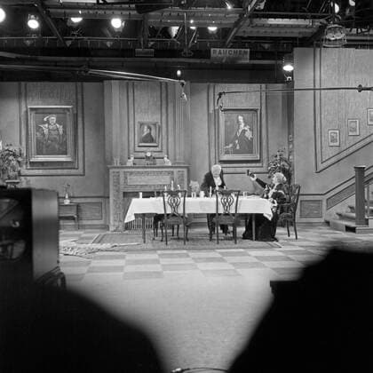 Blick ins Studio mit Freddie Frinton als Butler James und May Warden als Miss Sophie in dem Sketch Dinner for One oder Der 90. Geburtstag als Fernsehproduktion des NDR in Hamburg am 8. März 1963, Deutschland 1960er Jahre. Copyright: Roba SiegfriedxPilz UnitedArchives03117